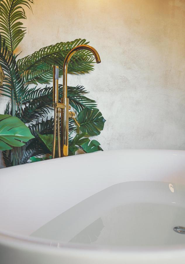 Jungle Suite --- Vasca In Camera Torino Kültér fotó
